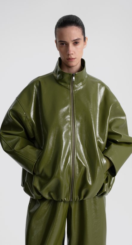 Бомбер из лакированной кожи