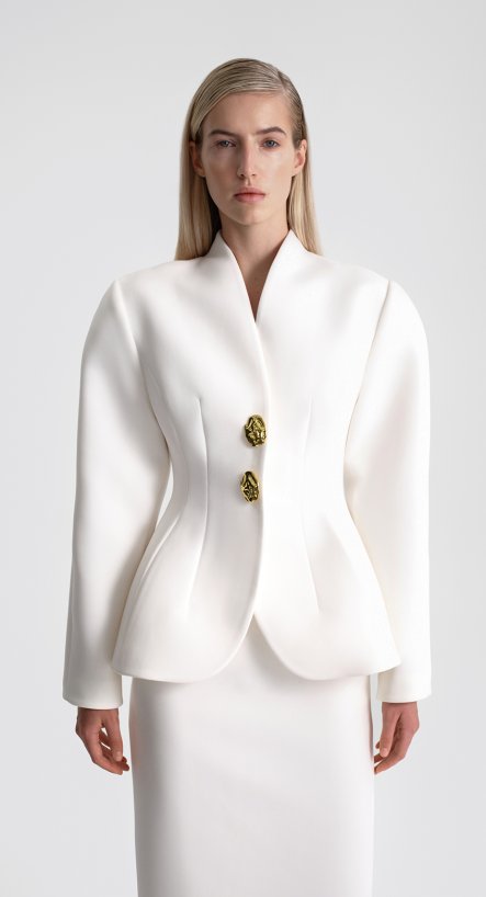 Белый жакет приталенный