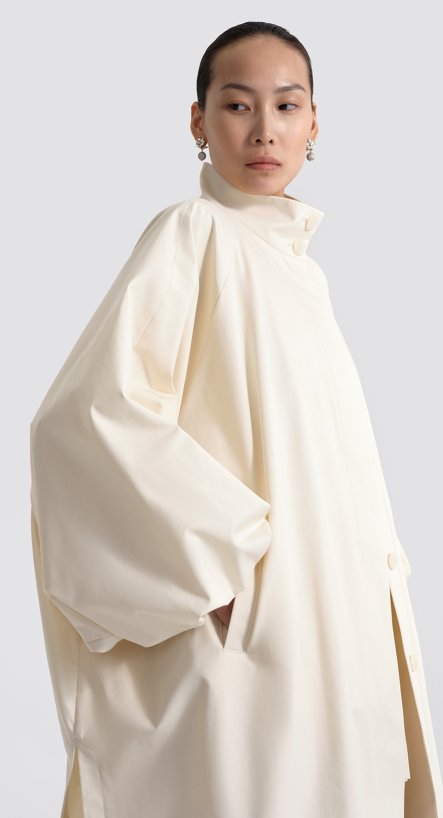 Плащ с объемным рукавом