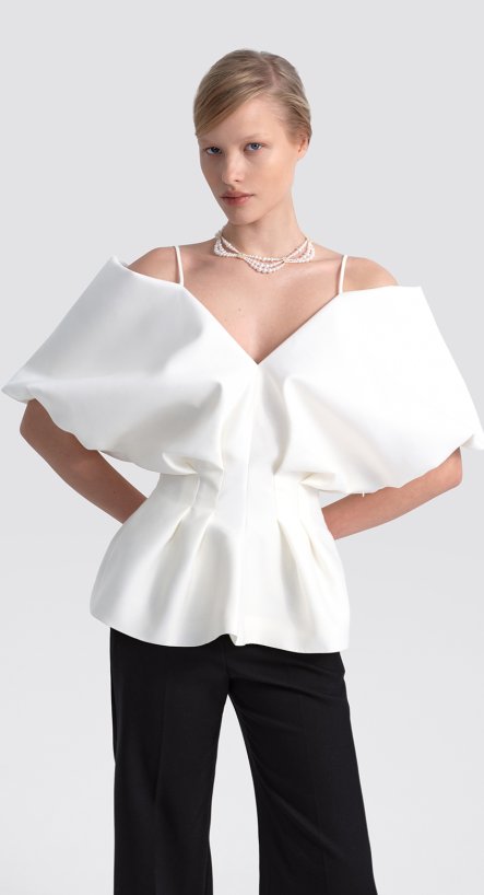 Блуза с открытыми плечами
