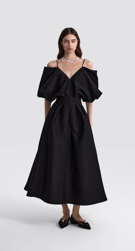 Платье миди приталенного силуэта с открытыми плечами