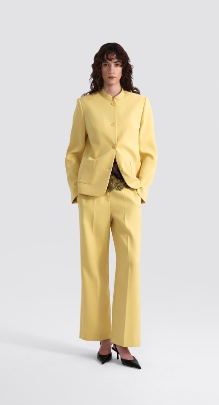 Костюм: жакет укороченный и брюки укороченные