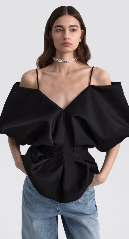 Блуза приталенная с открытыми плечами